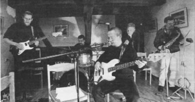 Pirmasis "Rokfelerių" koncertas. Iš kairės į dešiną —A.Monis, K.Bublys, G.Grajauskas, A.Viduolis, AJakubėnas. (Arvydo Stubros nuotrauka)