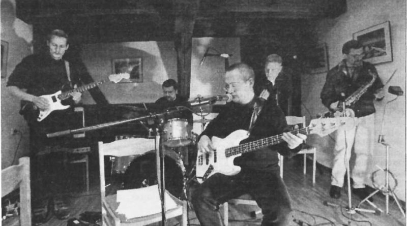 Pirmasis "Rokfelerių" koncertas. Iš kairės į dešiną —A.Monis, K.Bublys, G.Grajauskas, A.Viduolis, AJakubėnas. (Arvydo Stubros nuotrauka)